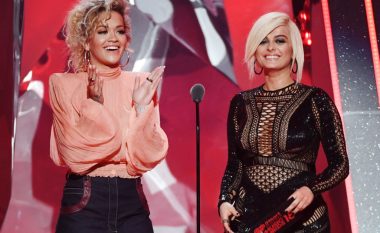 Rita Ora e uron me puthje Bebe Rexhën për ditëlindje