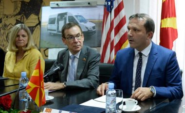 SHBA-të do t’i dhurojnë Maqedonisë dy automjete me sistem zbulimi (Video)