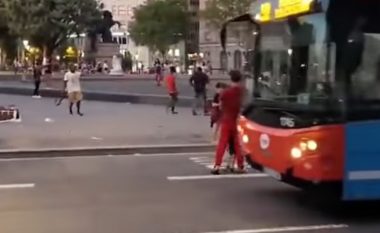 Vetëm pse i doli në mbrojtje një nëne me foshnjën në karrocë, shitësit ambulantë në Barcelonë e bëjnë për spital turistin amerikan (Video, +18)