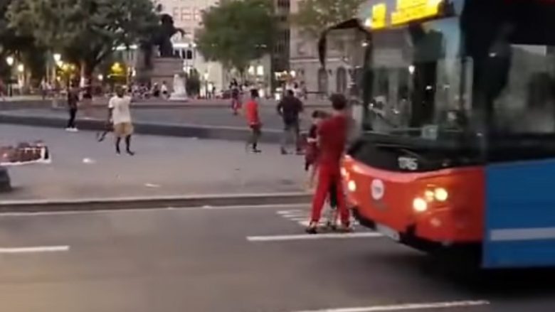 Vetëm pse i doli në mbrojtje një nëne me foshnjën në karrocë, shitësit ambulantë në Barcelonë e bëjnë për spital turistin amerikan (Video, +18)