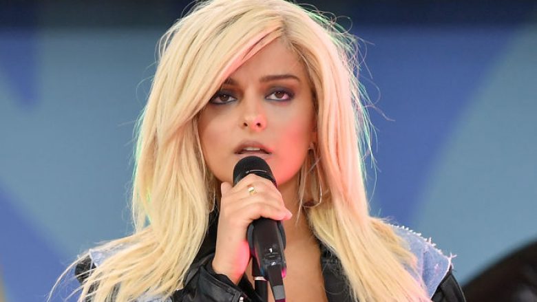 Bebe Rexha porosi për disenjatorët: Nuk do të dobësohem, duhet të më përshtateni