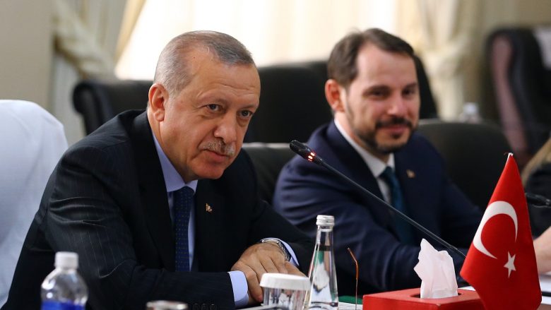 Berati, dhëndri i Erdoganit dhe kriza ekonomike e Turqisë: Të dy burrat “ose do të drejtojnë anijen, ose do të fundosen bashkë me të”!