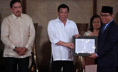 Fundi i një konflikti të përgjakshëm në Flipine, presidenti Duterte u jep autonomi muslimanëve të ishullit Mindanao