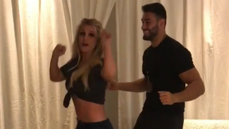 Sam nuk i reziston vallëzimit sensual të Britney Spearst, i dhuron një puthje pasionante