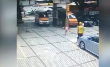 Pas një mosmarrëveshje me burrin, kinezja shtyn të birin para një furgoni – shpëton mrekullisht (Video)
