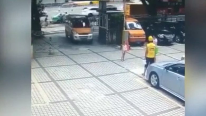 Pas një mosmarrëveshje me burrin, kinezja shtyn të birin para një furgoni – shpëton mrekullisht (Video)