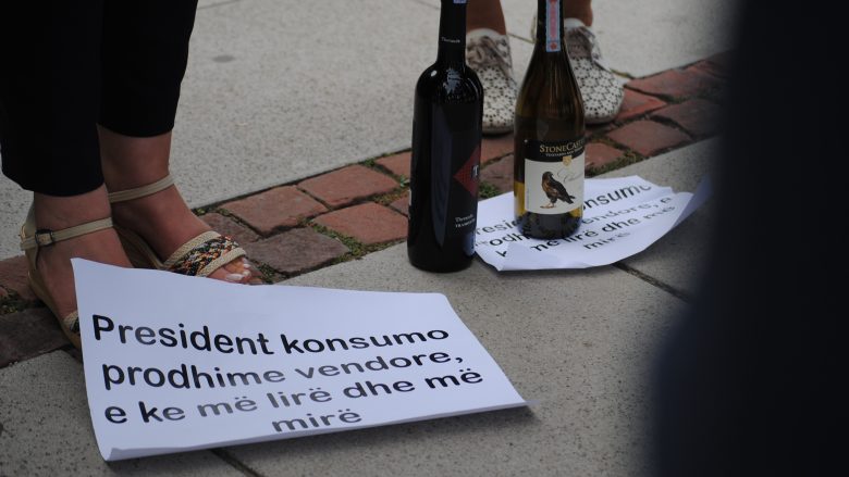 Presidentit i dërgohet një pako me verë të Kosovës