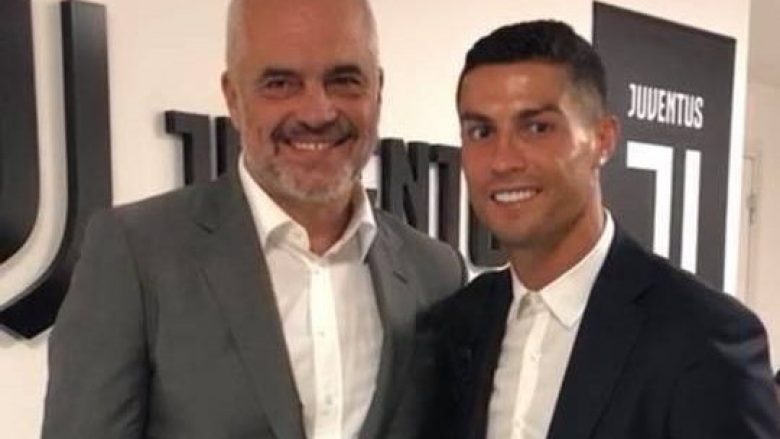 Edi Rama shihet i lumtur në fotografinë e tij me Ronaldon