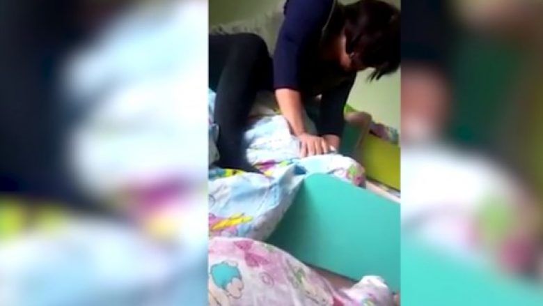 Nuk mund ta duronte vajzën 18-muajshe duke qarë, edukatorja filmohet duke e keqtrajtuar në një çerdhe në Kazakistan (Video, +16)
