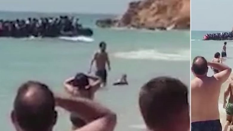 Barka me 50 emigrantë nga Maroku zbarkon në plazhin e Spanjës, pushuesit e habitur i filmonin duke vrapuar (Video)