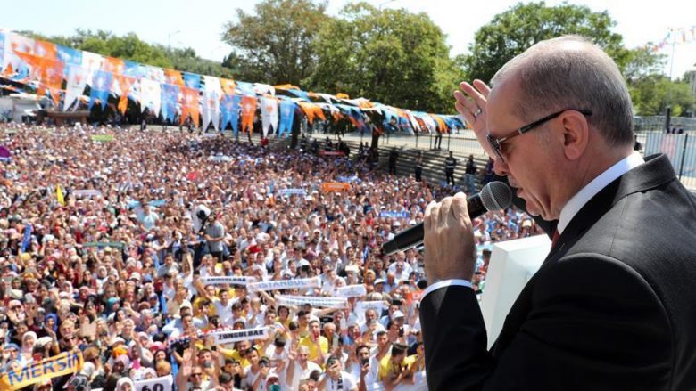 Erdogan: Nësa ata kanë dollarin, ne kemi Allahun, nuk do të na gjunjëzojnë