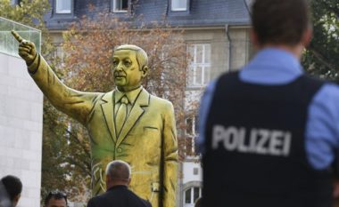 Përplasjet e dhunshme, qyteti gjerman vendos të heqë statujën e Erdoganit