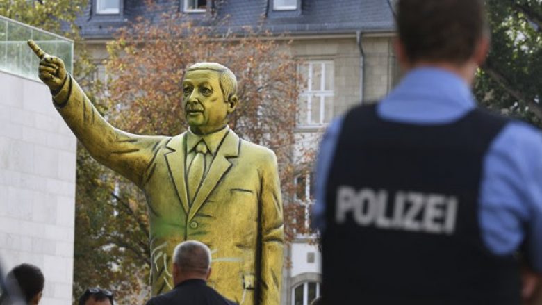 Përplasjet e dhunshme, qyteti gjerman vendos të heqë statujën e Erdoganit
