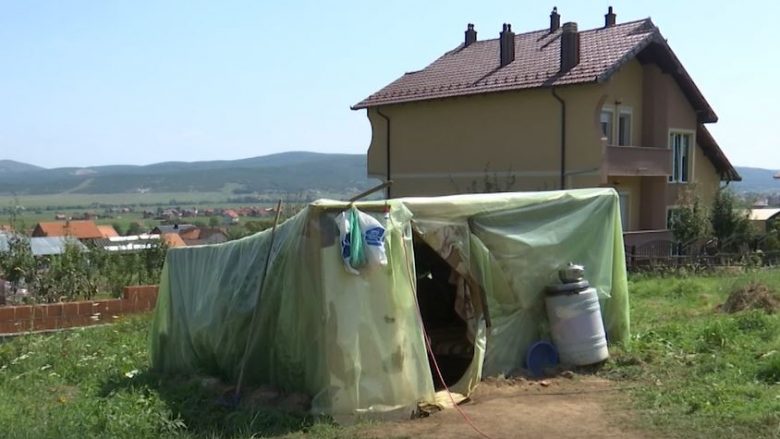Familja nga Drenasi jeton në tendë, kryefamiljari: Një shtëpi me ndërtu, s’kisha dashtë asgjë tjetër në jetë (Video)