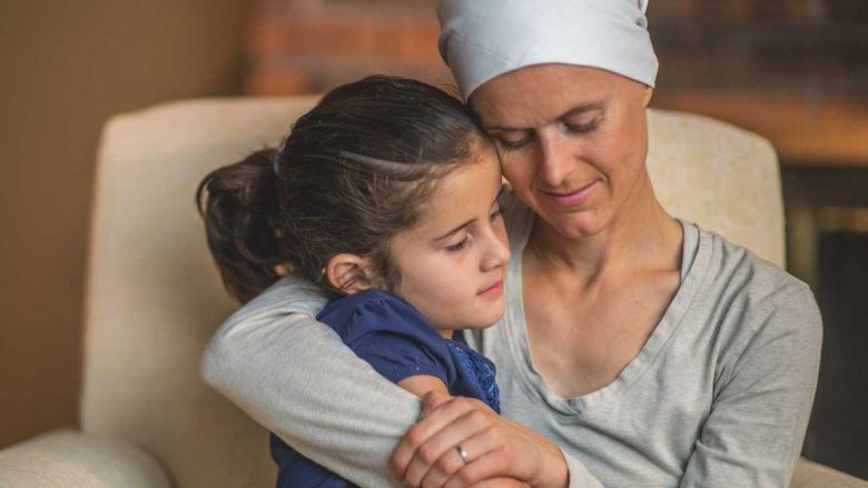 Është zbuluar edhe një anë e tmerrshme e kancerit – shikoni si ndikon ai në fëmijët e prindërve të sëmurë