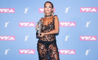 Elena pas suksesit të së motrës, Rita Orës: Qëllojani kush fitoi? Shqiptarja e parë që ndonjëherë ka fituar një MTV VMA