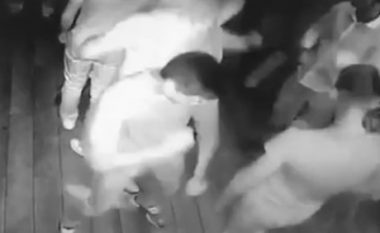 “Terminatori” rus, nokauton tre burra dhe katër tjerë i rrah brutalisht në një klub nate (Video, +18)
