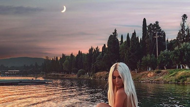 Anxhelina Hadërgjonaj pozon ‘topless’, një vajzë tërheqëse pranë liqenit