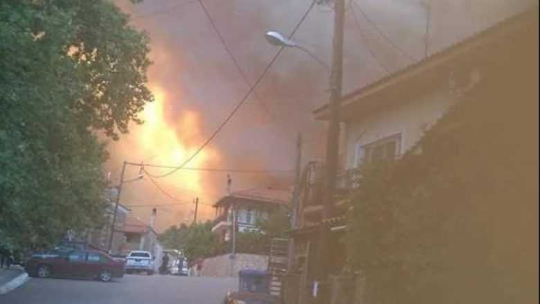 Zjarret nuk i ndahen Greqisë, në flakë ishulli Evia, evakuohen banorët (Video)
