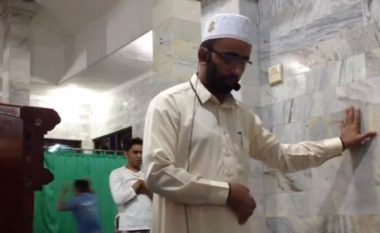 Edhe pse tërmeti i fuqishëm po dridhte Indonezinë, imami i xhamisë në Bali për asnjë moment nuk e ndali faljen e namazit (Video)