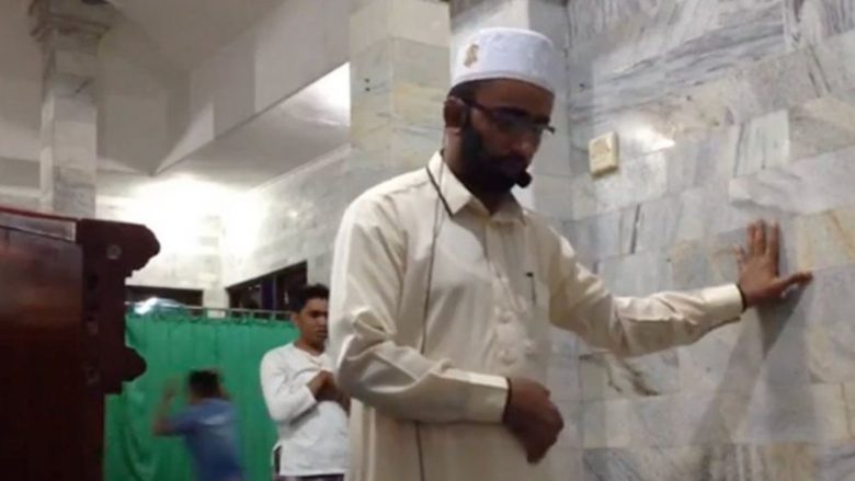 Edhe pse tërmeti i fuqishëm po dridhte Indonezinë, imami i xhamisë në Bali për asnjë moment nuk e ndali faljen e namazit (Video)