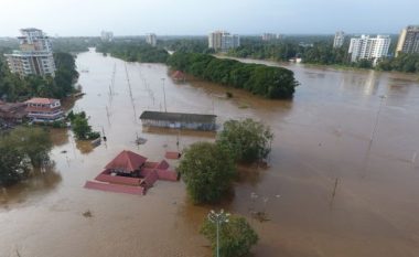 Arrin në mbi 300 numri i viktimave nga përmbytjet në Indi