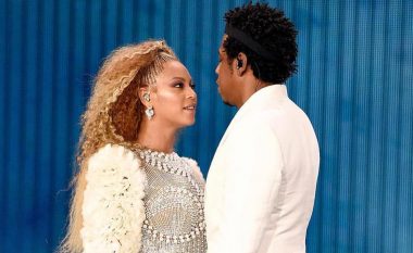 Puthje pasionante mes Beyonces dhe Jay Z gjatë koncertit në New Jersey