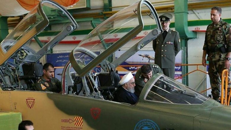 Irani zbulon aeroplanin e parë luftarak “prodhim vendor” – mediat shkruajnë se ngjanë me një aeroplan amerikan të viteve 70-ta (Foto)