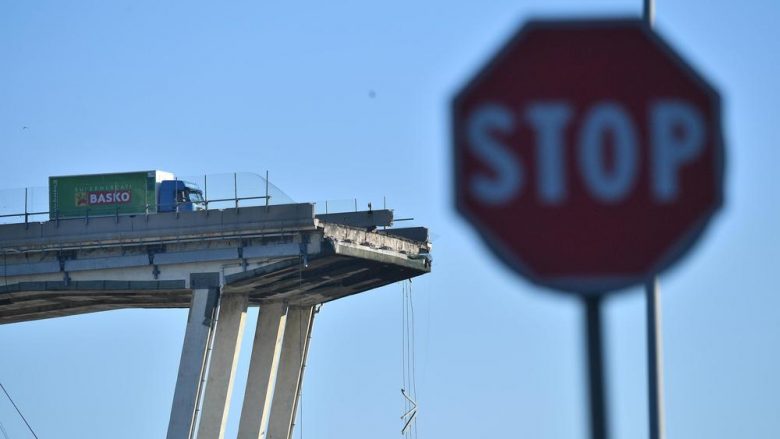 Shoferi i kamionit që frenoi pak centimetra para se të shembej ura në Genoa, rrëfen tmerrin që e kishte përjetuar (Foto)