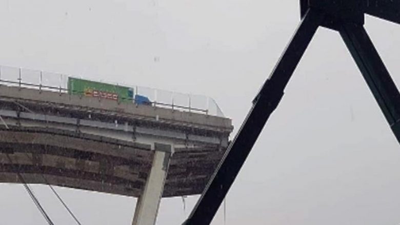 Shoferi i kamionit arrin të frenon pak centimetra para vendit ku është shembur ura në Genoa (Video)