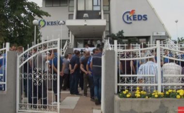 Protestojnë punëtorët e KEDS-it, paralajmërojnë grevë të përgjithshme