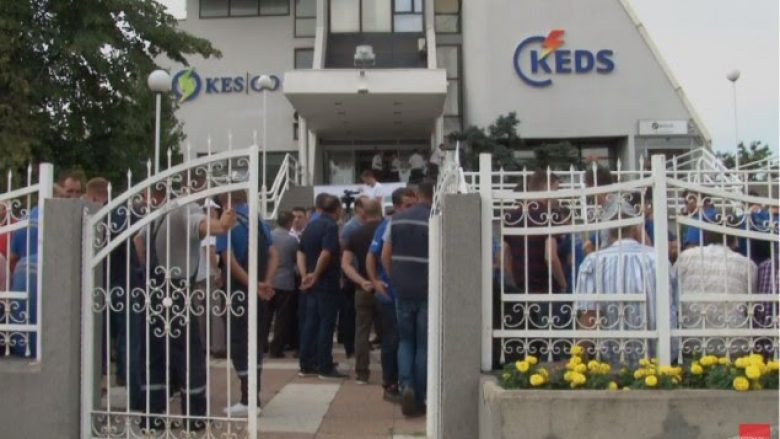 Protestojnë punëtorët e KEDS-it, paralajmërojnë grevë të përgjithshme