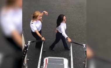 Një ‘çmenduri’ e vërtetë! Pilotja del nga aeroplani dhe kërcen “Kiki Challenge” bashkë me stjuardesën