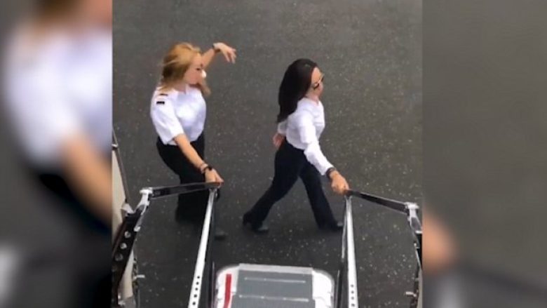 Një ‘çmenduri’ e vërtetë! Pilotja del nga aeroplani dhe kërcen “Kiki Challenge” bashkë me stjuardesën