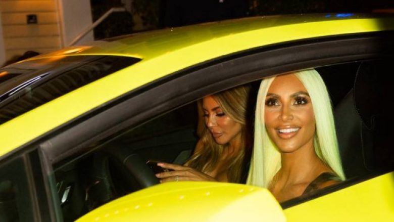 Kim Kardashian i bëri flokët të gjelbra vetëm për tu kombinuar me Lamborginin e saj