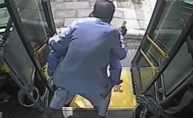 Shoferi që ua rrëmbeu zemrat miliona kinezëve me veprimin e tij, ndihmoi të moshuarin të zbret nga autobusi – e barti në shpinë (Video)