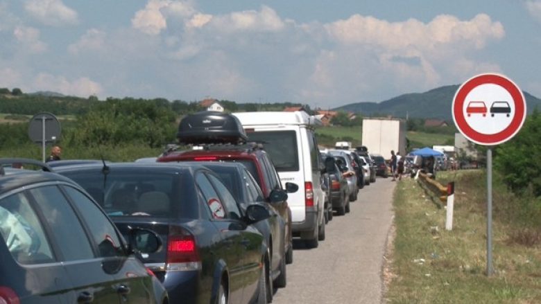 ​Rikthehen kolonat në Merdare, mbi 8 orë pritje për të dalë nga Kosova