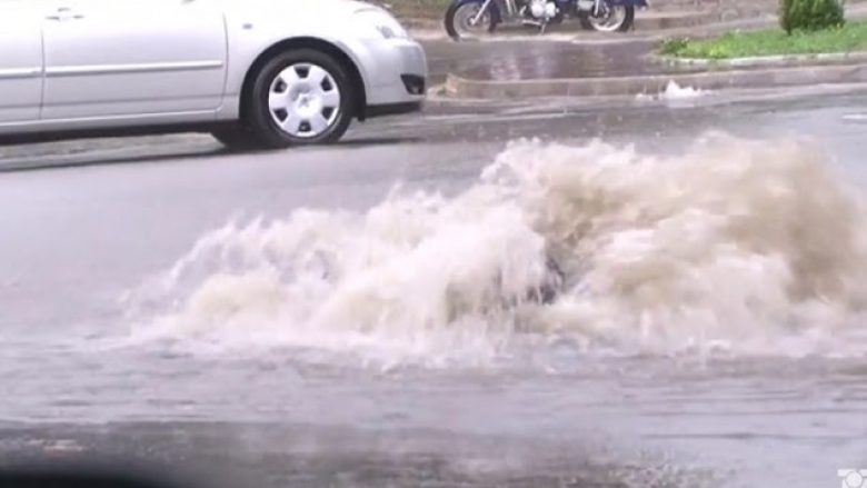 Moti me shi përmbyti shumë rrugë në Tetovë