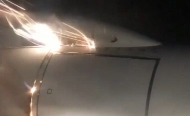 Motori i aeroplanit merr flakë gjatë fluturimit në Rusi, piloti detyrohet të kthehet në pistën nga ku ishte nisur – pasagjerët filmojnë gjithçka (Video)  