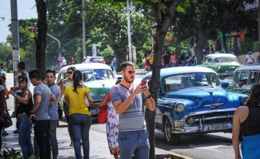 Kubanezët bëhen me internet në shtëpi, për herë të parë (Video)