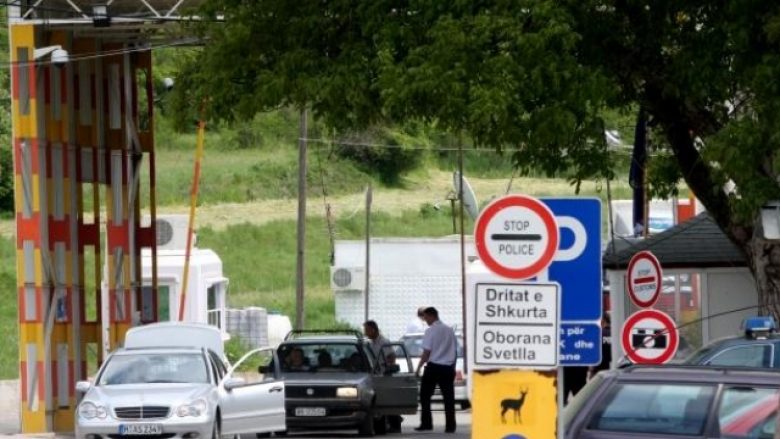 Me veturën zyrtare të Komunës së Zveçanit deshën të kalonin në Serbi