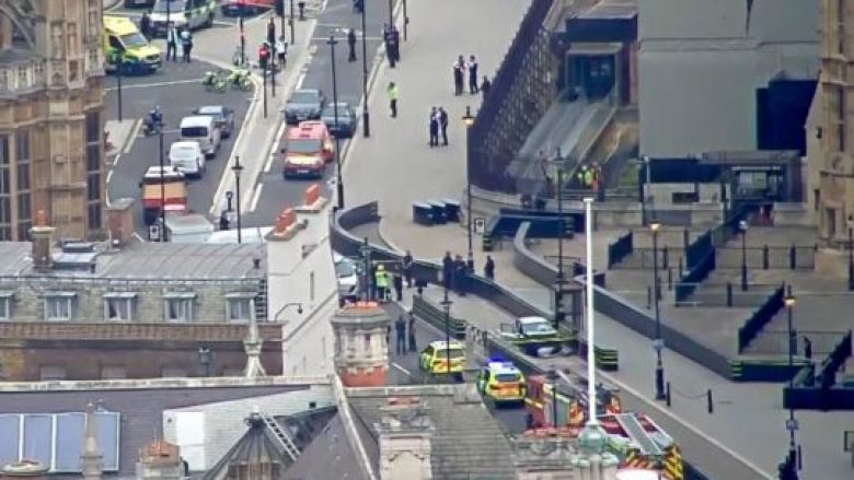 Përplaset vetura në rrethojën mbrojtëse të Parlamentit në Londër, arrestohet shoferi – raportohet për këmbësorë të lënduar (Foto/Video)