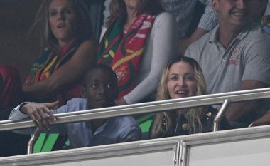 Për shkak të djalit futbollist u zhvendos në Portugali, tani Madonna po ankohet se për të "nuk ka jetë"