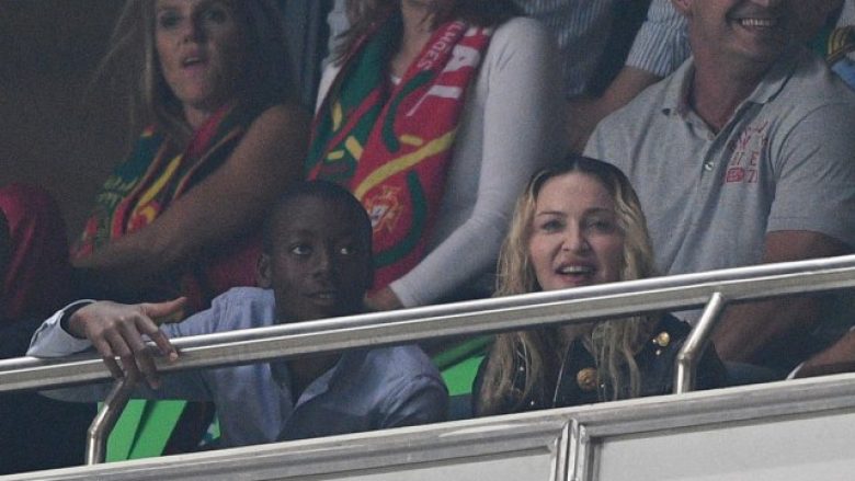 Për shkak të djalit futbollist u zhvendos në Portugali, tani Madonna po ankohet se për të “nuk ka jetë”
