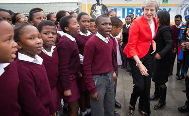 Kryeministrja britanike vallëzon me nxënësit e një shkolle në Afrikën e Jugut (Video)