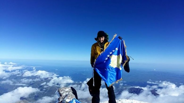 Arineta Mula ngrit flamurin e Kosovës në majën më të lartë në Evropë, në Elbrus të Rusisë (Foto)