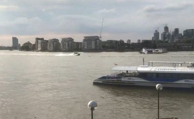 Si në filma aksion, policia metropolitane ndjek me anije katër persona në “jet ski” që lundronin nëpër lumin Thames (Video)