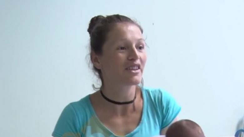 Është vetëm 31 vjeçe dhe ka lindur fëmijën e tetë, shqiptarja thotë se dëshirojnë të bëjnë 10 fëmijë (Video)