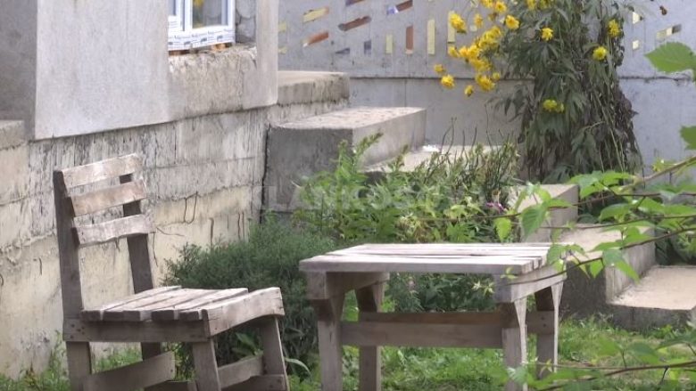 Po luante në oborr, plumbi qorr qëllon gjashtëvjeçaren në Podujevë (Video)