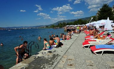 Në plazhet e Ohrit nuk respektohen masat e largësisë trupore dhe mbajtjes së maskave